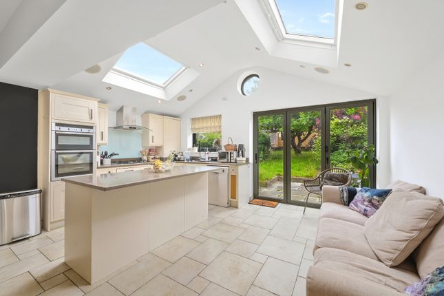 87, Elm Walk, Raynes Park photo 2