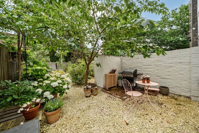 48, Templemere, Weybridge photo 2