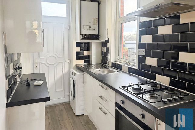 23, Long Grove Avenue, Huddersfield photo 4