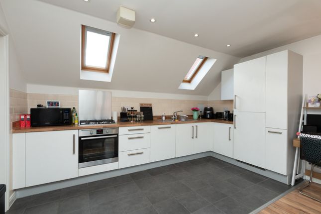 14, Walker Close, Church Crookham, Fleet photo 2