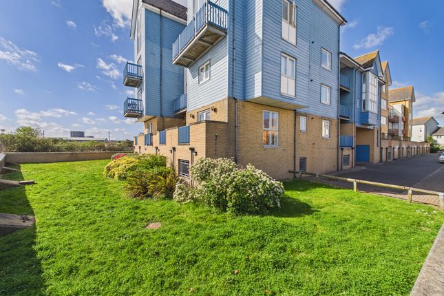 11, Phalarope Way, St. Mary's Island, Chatham Maritime photo 3
