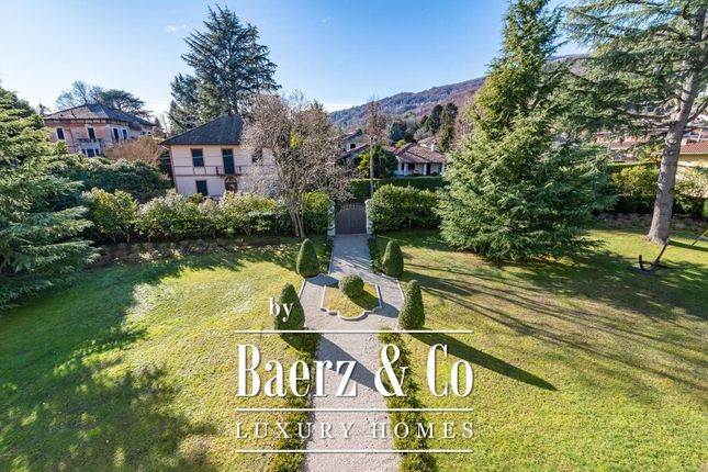 Villa for sale in 28040 Lesa, Province Of Novara, Italy