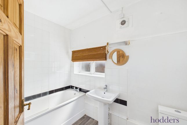17, Tringham Close, Ottershaw photo 4