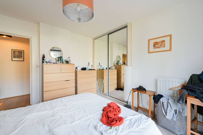 Flat to rent in Salsabil Apartments, Bow, London