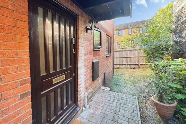 Studio flat on 24, Wyatt Close, High Wycombe, £135,000