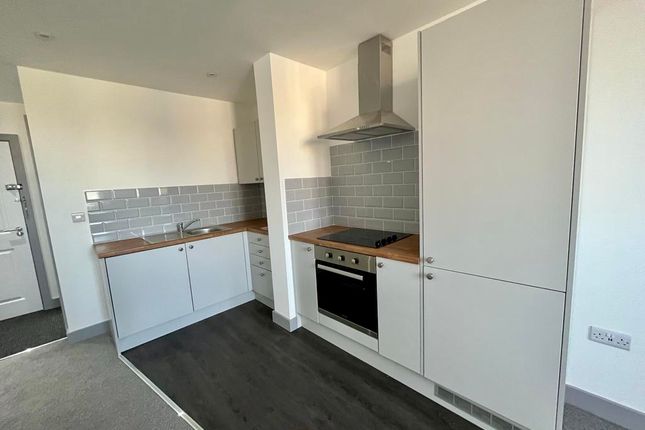 Thumbnail Flat for sale in Balm Road, Leeds