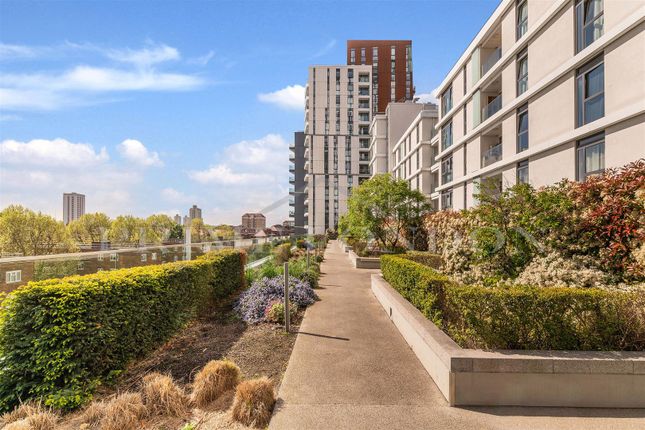 Flat to rent in Brent House, Nine Elms Point, London