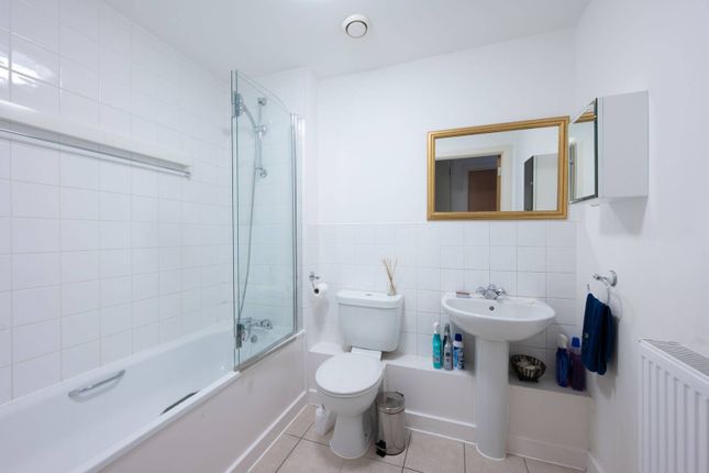 Flat for sale in Garratt Lane, Wandsworth Town, London