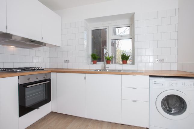 Flat to rent in Buxton Street, London