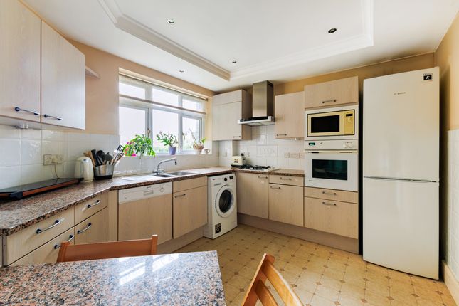 Flat 15, Hartsbourne Park, 180 High Road, Bushey photo 2