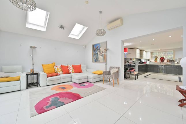 Furze Cottage, Bushey photo 4