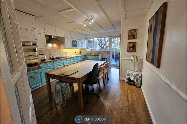 St James Close, New Malden photo 3