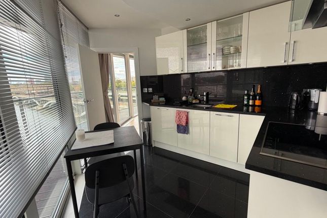 Flat 13, Howard Building, London photo 3