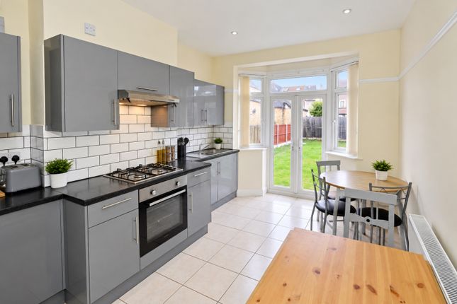 63, Gladstone Avenue, London photo 2