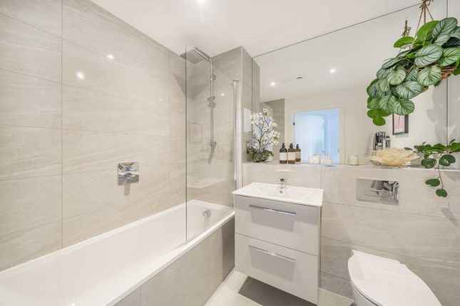 10B Vision Point, 4, Yelverton Road, Battersea photo 4