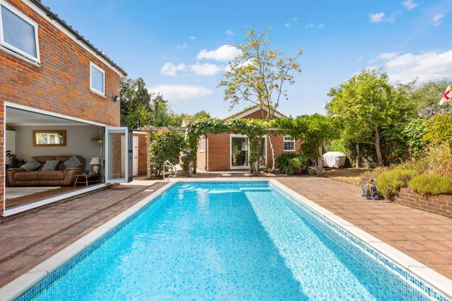 7, Woodland Way, Hertfordshire photo 4