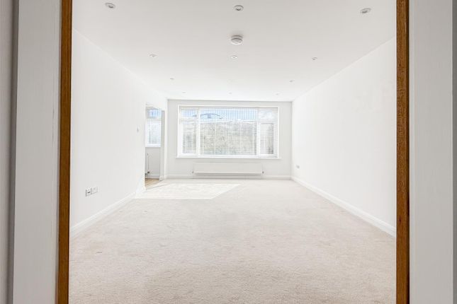 Flat 2, Regency Court 4-5, South Cliff, Eastbourne photo 4