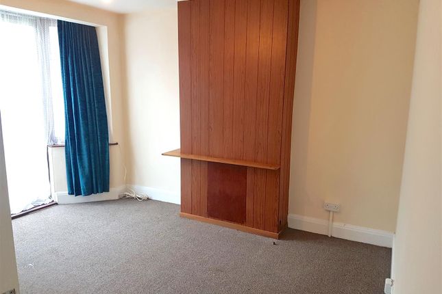 65, Glamis Crescent, Hayes photo 3