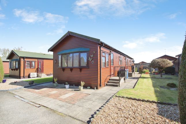 2-bed caravan on 6, Lime Close, Torksey, Lincoln, £80,000