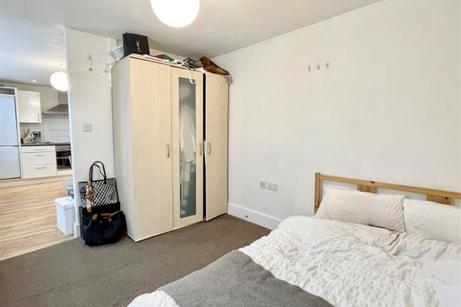 Flat for sale in Temple Lane, Liverpool