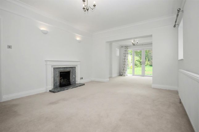 18, Highlands Avenue, Leatherhead photo 4