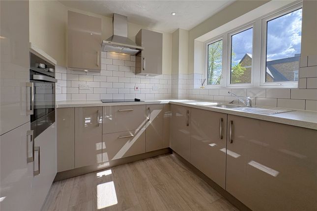 Flat 15, Langton Lodge, 17, Thorpe Road, Surrey photo 3