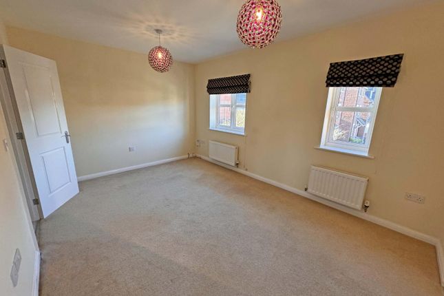 10, Brodie Close, Rugby photo 3