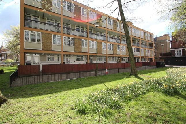 Flat to rent in Rowstock Gardens, London