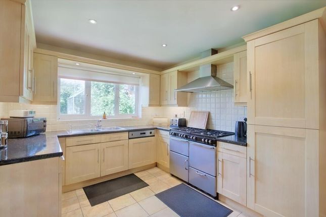 2, Simons Close, Worcester photo 5