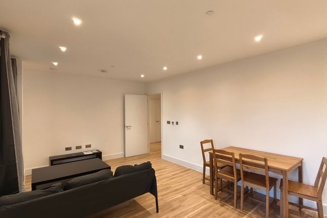 3 Westray Drive, London photo 4