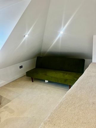 39 Bracken Drive, Chigwell photo 4
