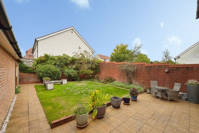 62, Lancaster Close, Ashford photo 2