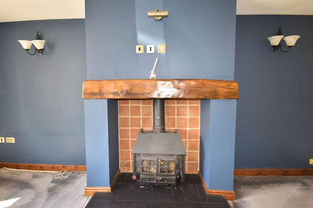 70 Lower Lane, High Peak photo 4