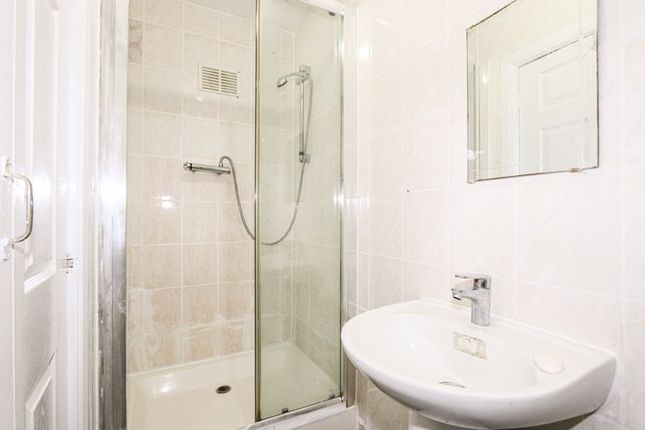 Flat to rent in The Broadway, Greenford
