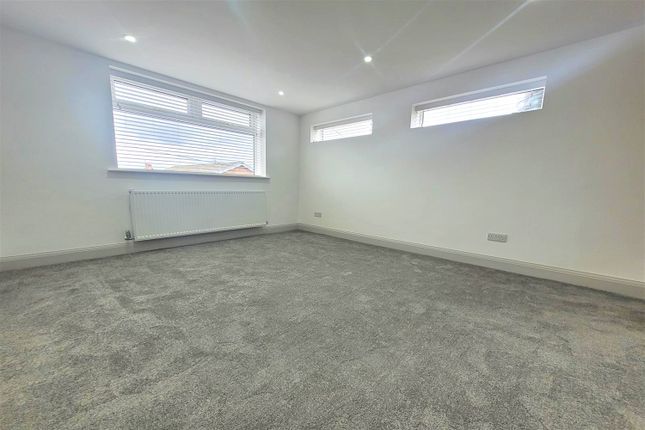 Flat to rent in Buxton Road, High Lane, Stockport