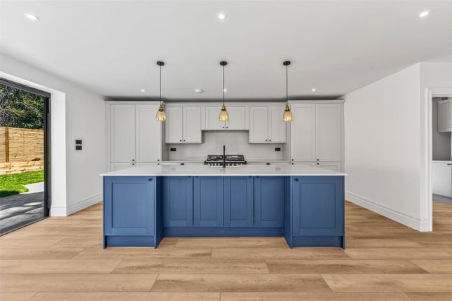 12, Dudley Close, Addlestone photo 4