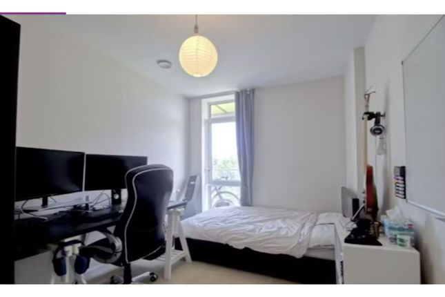 Flat to rent in Lakeside Drive, London