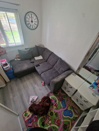 Flat to rent in Gibson Close, London