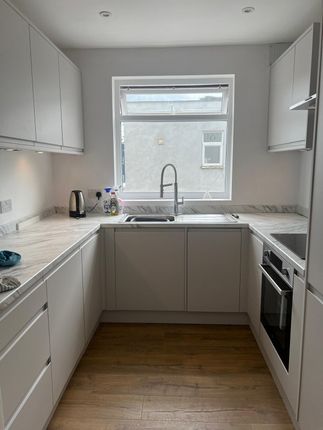 Thumbnail Shared accommodation to rent in Hersham Road, Walton-On-Thames
