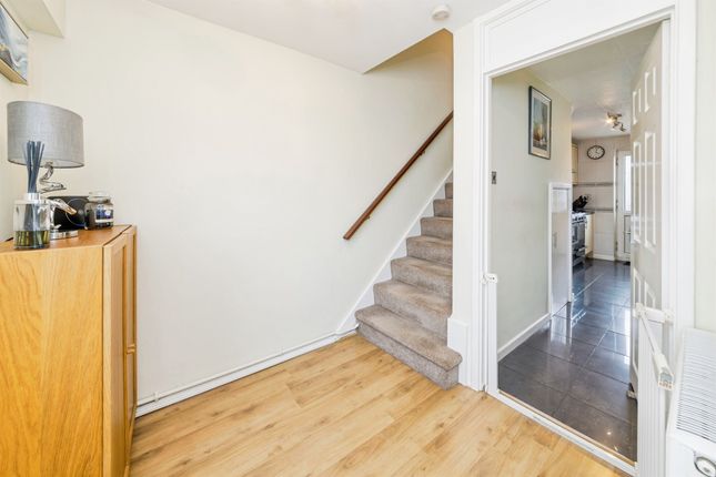 6, Fairway Close, Crawley photo 2