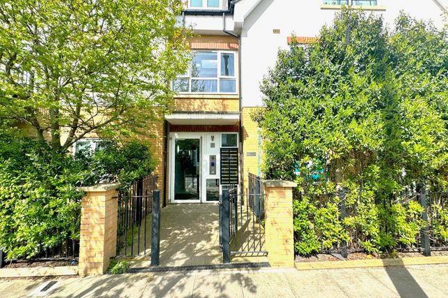Flat for sale in Featherstone Court, Southall, Greater London