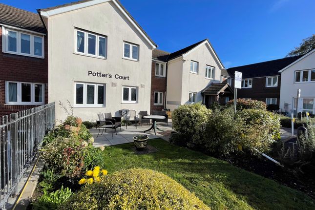 1-bed flat on 49 Potters Court, Darkes Lane, Potters Bar, £1,375/mo