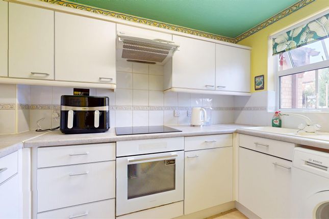 14, Rhodes Place, Milton Keynes photo 2