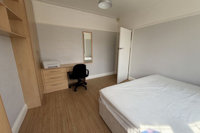 Room 3, 22, Caxton Road, Manchester photo 5