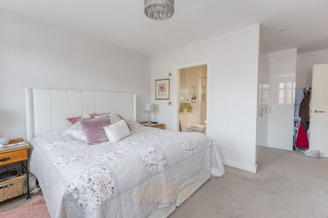 2 White Lion Close, East Grinstead photo 4