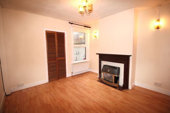 18, Roberts Road, Watford photo 4