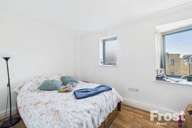 7 Two Rivers Court,, Hatton Road, Bedfont photo 4