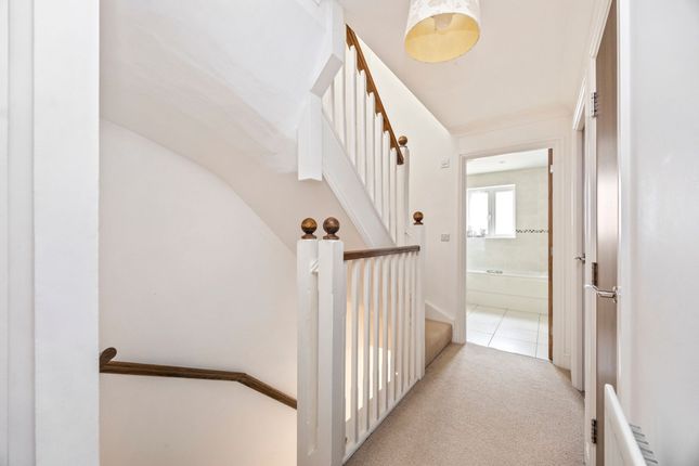 4 Lawrenson Mews, Billingshurst photo 4