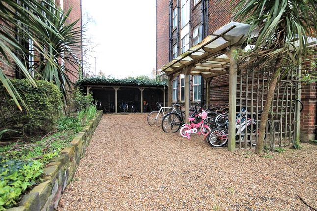 Flat for sale in Sutton Lane North, London