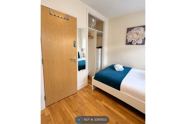 Flat, Drummond St, London photo 4